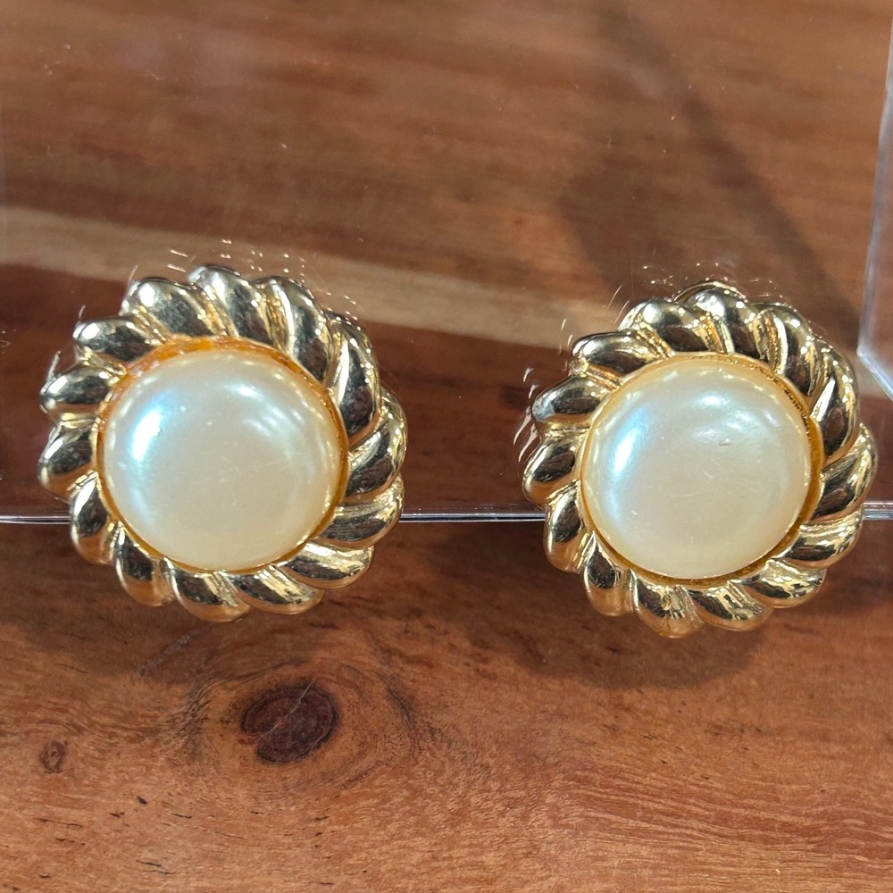 Sarah Coventry Vintage Faux Pearl Gold Tone Rope Twist Clip On Button Earrings
